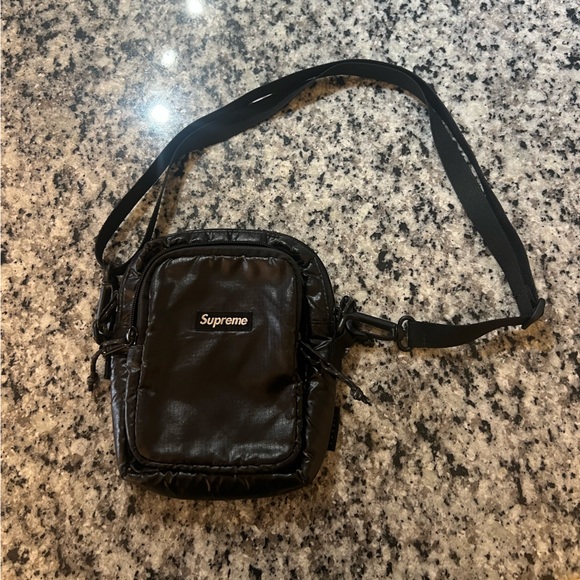 Supreme ショルダーバッグ ブラック CORDURA Supreme Shoulder Bag Cordura jacquard logo pattern SS 19